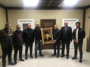 Trabzon Gazeteciler Cemiyeti Başkanından Yaşar Taşkın’ A Anlamlı Hediye