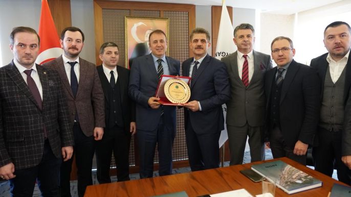 ARSİN OSB’DEN ARSİN BELEDİYE BAŞKANI ERDEM ŞEN’E ANLAMLI PLAKET