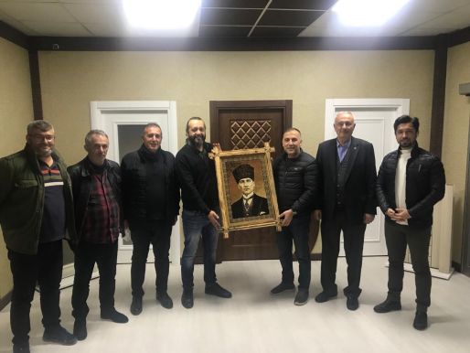 TRABZON GAZETECILER CEMIYETI BAŞKANINDAN YAŞAR TAŞKIN’ A ANLAMLI HEDIYE