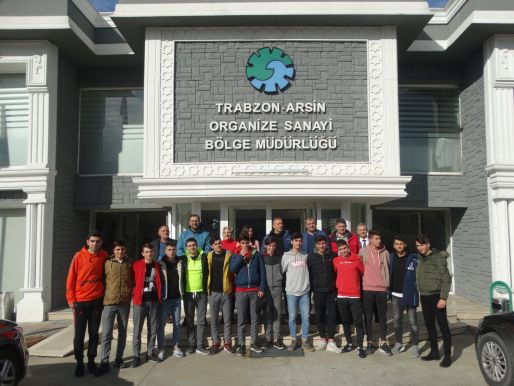 ARSIN OSB’DEN SAFFET ÇEBI MESLEKI VE TEKNIK ANADOLU LISESI FUTBOL TAKIMINA MOTIVASYON YEMEĞI